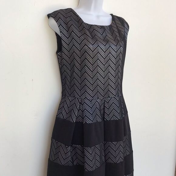 Tiana B. Scoop neck pleated dress black size 8 - Picture 2 of 10